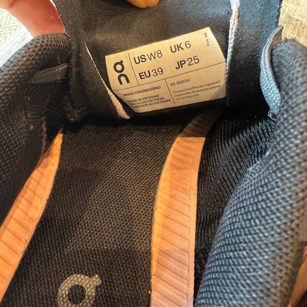 On Cloudflow 3 running shoes - image 4